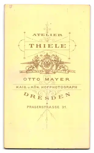 Fotografie Atelier Thiele, Dresden, Pragerstrasse 31, Portrait Mann in Jacke mit Querbinder