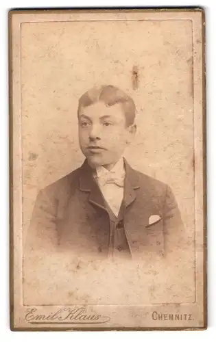 Fotografie Emil Klaus, Chemnitz, Reitbahnstr. 22, Portrait Knabe mit weisser Fliege