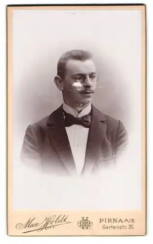 Fotografie Max Holdt, Pirna a/E., Gartenstr. 31, Portrait junger Mann im Anzug mit Zwicker
