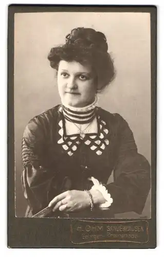 Fotografie H. Ohm, Sangerhausen, Georgenpromenade, Portrait modisch frisierte Frau im langen Kleid