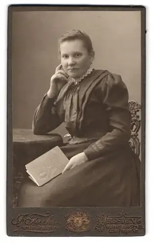 Fotografie J. Fuchs, Dresden, Waisenhausstr. 10, Portrait Frau im langen Kleid mit Buch in Händen