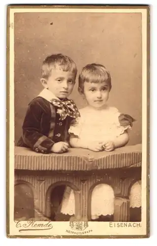 Fotografie C. Remde, Eisenach, Frauenberg 29, Portrait Geschwisterpaar in hübschen Kleidern