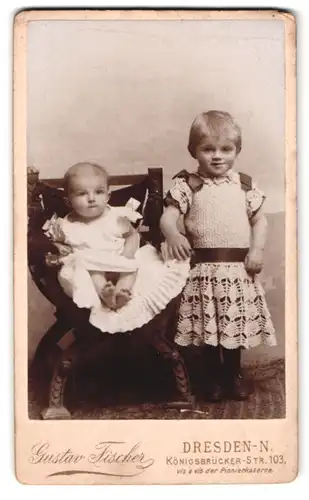 Fotografie Gustav Fischer, Dresden-N., Königsbrückerstr. 103, Portrait niedliche Kinder in hübschen Kleidchen