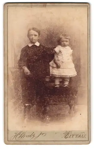 Fotografie H. Strube jr., Zittau, Lessingstr. 14, Portrait Knabe im Anzug mit kleinem Schwesterchen