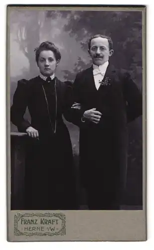 Fotografie Franz Kraft, Herne i/W., Bahnhofstr. 27, Portrait elegant gekleidetes Ehepaar