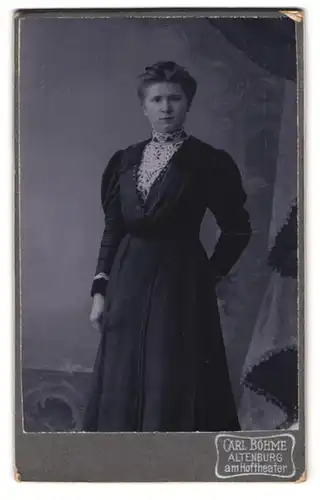Fotografie Carl Böhme, Altenburg, am Hoftheater, Portrait junge Frau im langen Kleid besetzt mit Stickerei