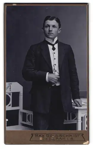 Fotografie Max Goldschmidt, Oederan i.S., Portrait junger Mann im modischen Anzug