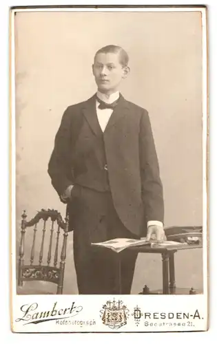 Fotografie Atelier Lambert, Dresden-A., Secstrasse 21, Portrait Bursche im Anzug