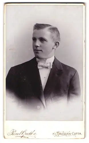 Fotografie Paul Guthe, Dresden-Cotta, Heinrichstr. 2, Portrait junger Mann mit weisser Fliege