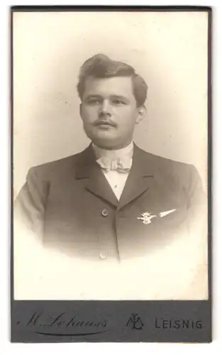 Fotografie M. Lohauss, Leisnig, Colditzer Strasse, Portrait junger Herr mit Anstecknadel am Jacket