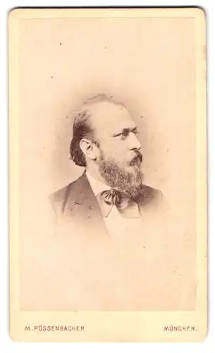 Fotografie M. Pössenbacher, München, Amalienstrasse 46, Portrait älterer Mann mit Zwicker