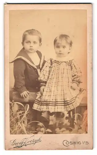 Fotografie Georg Koczyk, Coswig i/S., Portrait niedliche Kinder in hübschen Kleidern