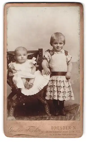 Fotografie Gustav Fischer, Dresden-N., Königsbrückerstr. 103, Portrait süsses Geschwisterpaar in hübschen Kleidchen