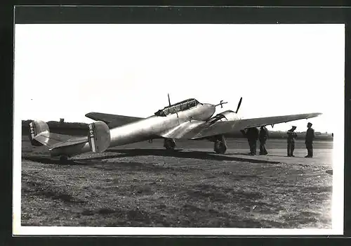 AK Soldaten und Flugzeug Potez auf dem Landeplatz