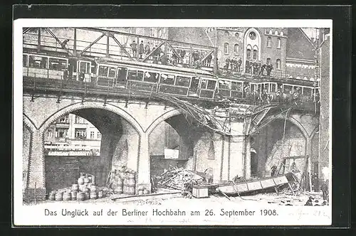 AK Berlin-Kreuzberg, Eisenbahnkatastrophe 1908, Abgestürzter Wagen