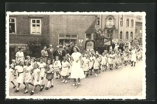 Foto-AK Neustadt /Rbg., Kinderfest mit Strassenumzug ca. 1950