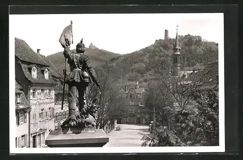 AK Weinheim an der Bergstrasse, Marktplatz mit W. S. C. Wachenburg und Burgruine Windeck