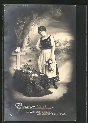 AK Junge Frau mit Blumen am Elterngrab, Im Wald steht a Hügerl...
