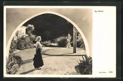 AK Schauspielerin Una Merkel steht in einem Park