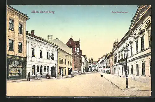 AK Mährisch-Schönberg, Schillerstrasse mit Geschäften