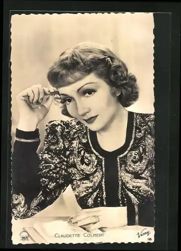 AK Schauspielerin Claudette Colbert im Kostüm einer Filmrolle