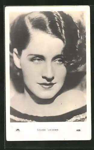 AK Schauspielerin Norma Shearer mit toller Frisur nachdenklich porträtiert