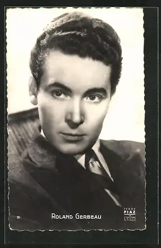 AK Schauspieler Roland Gerbeau im Anzug nachdenklich schauend