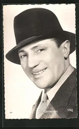 AK Schauspieler Georgius mit Hut in die Kamera lächelnd