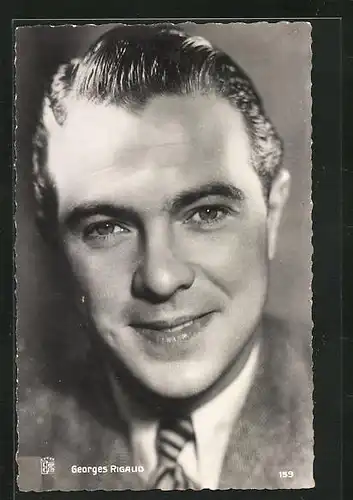 AK Schauspieler Georges Rigaud im Anzug in die Kamera lächelnd