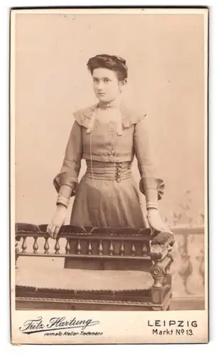 Fotografie Fritz Hartung, Leipzig, Markt 13, Portrait dunkelhaarige Schönheit mit Haarschleife im Kleid