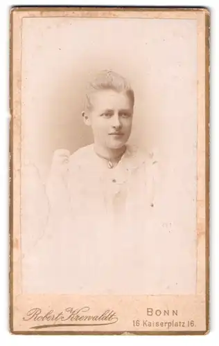 Fotografie Robert Krewaldt, Bonn, Kaiserplatz 16, Portrait blondes schönes Fräulein mit Halskette im weissen Kleid