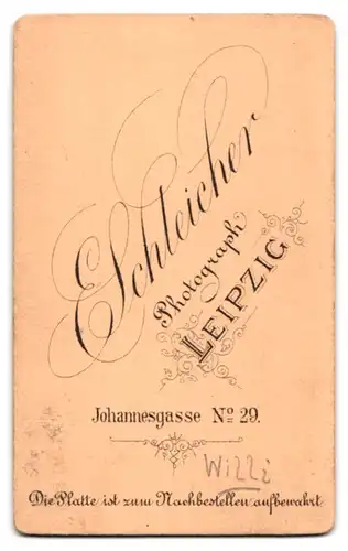 Fotografie E. Schleicher, Leipzig, Johannesgasse 29, Portrait blondes süsses Mädchen im weissen gerüschten Kleidchen