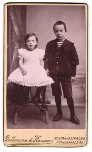 Fotografie Gollmann & Hansen, Kjobenhavn, Gothersgade 49, Portrait niedliches Kinderpaar in hübscher Kleidung