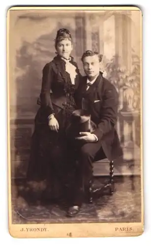 Fotografie J. Yrondy, Paris, Avenue de la Garde, Portrait eines elegant gekleideten Paares