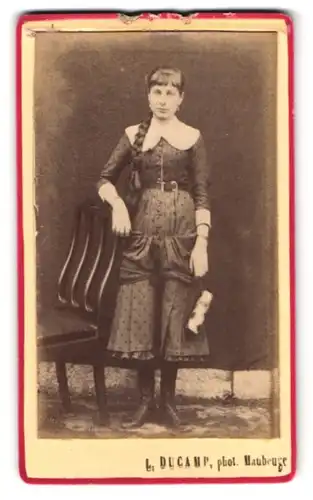 Fotografie L. Ducamp, Maubeuge, Portrait bildschönes Fräulein mit Flechtzopf im gerüschten Kleid
