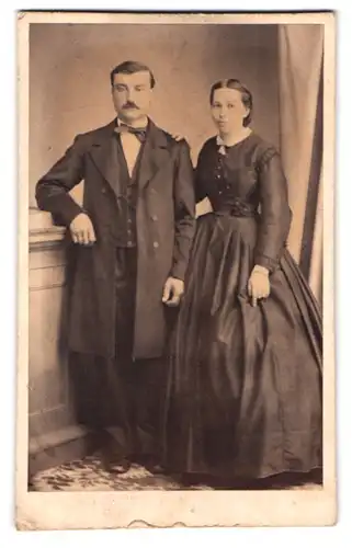 Fotografie Gerschel Fres, Strasbourg, Rue de la Mésange 3, Portrait eines elegant gekleideten Paares