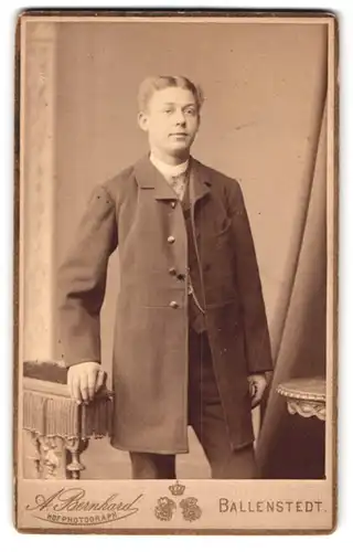 Fotografie A. Bernhard, Ballenstedt, Kastanienallee 307, Portrait charmanter junger Mann im eleganten Anzug