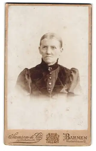 Fotografie Samson & Co., Barmen, Wertherstrasse 13, Portrait betagte blonde Dame in gerüschter Bluse