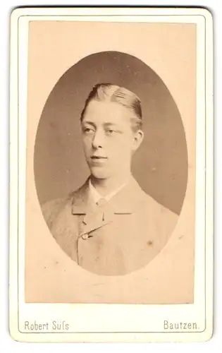 Fotografie Robert Süss, Bautzen, Tuchmachergasse 20, Portrait junger blonder Mann im eleganten Jackett