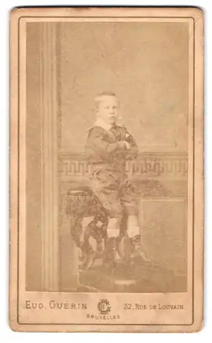 Fotografie Eug. Guérin, Bruxelles, 32 Rue de Louvain, Portrait frecher Bube im Matrosenanzug und Schnürstiefeln