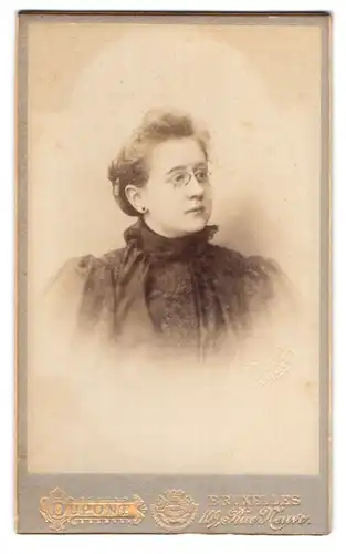 Fotografie Dupont, Bruxelles, 109 Rue Neuve, Portrait bildschönes Fräulein mit Zwicker