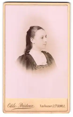 Fotografie Odile Bridoux, Peruwelz, Rue de Roucourt 22, Portrait bildschönes Fräulein mit dunklem Haar
