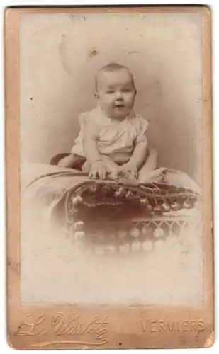 Fotografie L. Varlet, Verviers, 19 Rue de l'Harmonie, Portrait süsses Baby im weissen Hemdchen
