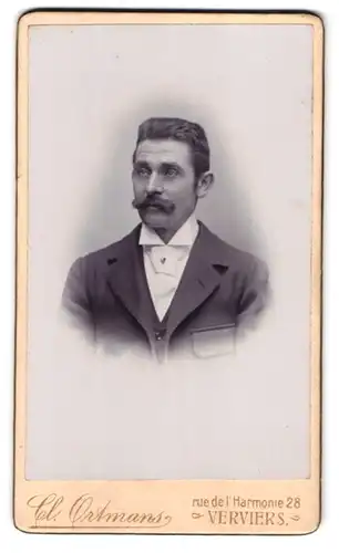 Fotografie Cl. Ortmans, Verviers, Rue de l'Harmonie 28, Portrait stattlicher Herr mit Schnurrbart im Jackett