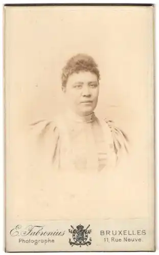 Fotografie E. Fabronius, Bruxelles, 11 Rue Neuve, Portrait hübsche Dame mit lockigem Haar