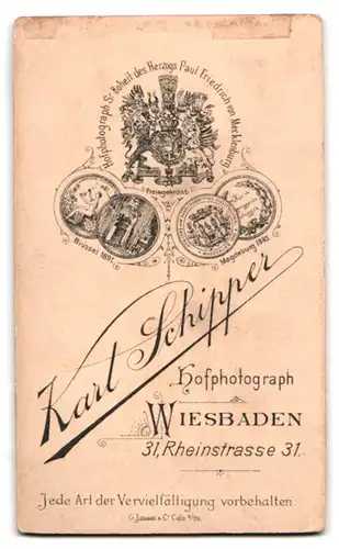 Fotografie Karl Schipper, Wiesbaden, Rheinstr. 31, Portrait bildschönes Fräulein mit Haarreif und Brosche am Kragen