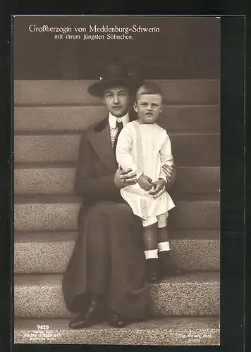 AK Grossherzogin von Mecklenburg-Schwerin mit ihrem jüngsten Sohn