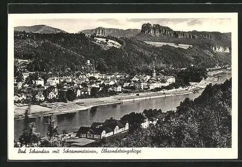 AK Bad Schandau, Ortsansichtmit Schrammsteinen im Elbsandsteingebirge