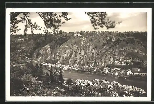 AK Neuessing a. A., Blick auf den Ort am Fluss unter den Felsen