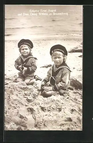 AK Erbprinz Ernst August und Prinz Georg Woöhelm spilen als Buben im Sand